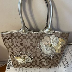 Coach purse, used but in good condition. Selling matching crossbody + wristlet